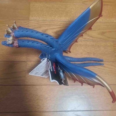 这款1964版王者基多拉手办，宝蓝主色搭配金红点缀，三头龙造型霸气，翅膀纹理与龙鳞刻画细腻，复古配色经典，收藏价值拉满。