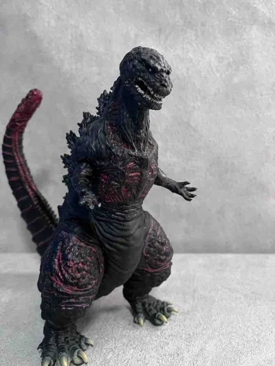这款真哥斯拉手办，黑红配色极具压迫感，褶皱与背棘细节刻画细腻，长尾与扭曲姿态完美还原剧中畸变感，是新哥斯拉系列的收藏精品。