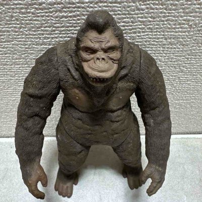 这款金刚手办，棕褐做旧质感厚重，肌肉与毛发纹理刻画细腻，面部神态威严，复古造型还原经典，力量感十足，是怪兽收藏的优质单品。