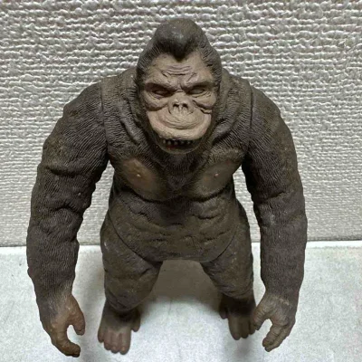 这款金刚手办，棕褐做旧质感厚重，肌肉与毛发纹理刻画细腻，面部神态威严，复古造型还原经典，力量感十足，是怪兽收藏的优质单品。