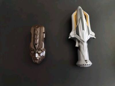 这次收到的戴拿系列周边，使用的是竹蜻蜓物流线路，速度也是非常的快，打包也是非常满意的，这款在尺寸方面也是非常适合握持的，和银河的对比一下都是很有凸现角色特点的，玩法简单，音效只有一种不过这个也是我比较喜欢的玩法设计之一！手感也挺好的，也是很高兴能收齐自己喜欢的周边！...这次收到的戴拿系列周边，使用的是竹蜻蜓物流线路，速度也是非常的快，打包也是非常满意的，这款在尺寸方面也是非常适合握持的，和银河的对比一下都是很有凸现角色特点的，玩法简单，音效只有一种不过这个也是我比较喜欢的玩法设计之一！手感也挺好的，也是