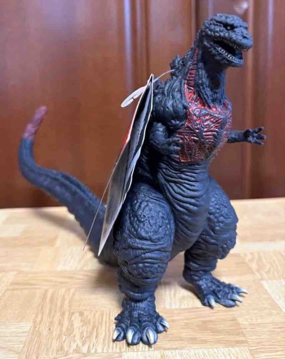 这款新哥斯拉手办，黑红撞色极具视觉冲击力，背棘与皮肤纹理刻画细腻，长尾与褶皱完美还原剧中畸变形态，官方品相完美，收藏价值拉满。