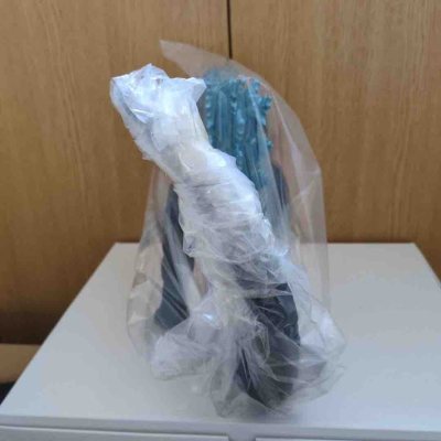 这款2017版真哥斯拉吐息版手办，蓝透背棘还原能量充能状态，黑灰皮肤褶皱刻画细腻，全新未拆封品相完美，是新哥斯拉系列的收藏佳品。