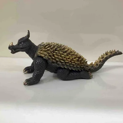这款安基拉斯手办，黑灰基底搭配鎏金背棘，单角与尖刺造型还原经典，皮肤鳞片与背棘纹理刻画细腻，复古质感十足，是哥斯拉系列怪兽收藏的优质单品。