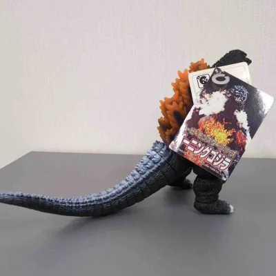 这只红莲哥斯拉太有那味儿了 黑橙渐变像烧透的岩浆 背棘橙红发亮 尾巴蓝灰渐变 带卡品相正 摆出来就很有压迫感