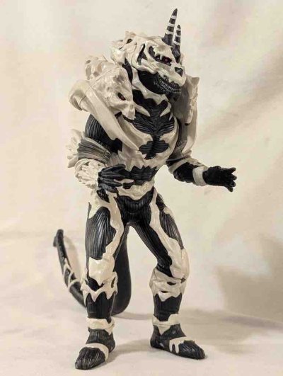 这只怪兽手办黑白配色超有辨识度，骨甲纹理和肌肉线条都刻得很细，双角和长尾造型很有压迫感，细节拉满，摆着就很吸睛。