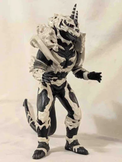 这只怪兽手办黑白配色超有辨识度，骨甲纹理和肌肉线条都刻得很细，双角和长尾造型很有压迫感，细节拉满，摆着就很吸睛。