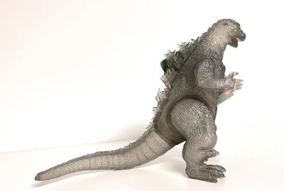 这只透明限定哥斯拉太有质感了，半透烟灰色透着朦胧感，皮肤纹理和背棘细节都清晰可见，带卡品相完好，收藏起来特别有格调。


