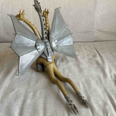 这只机械基多拉太帅了，金鳞龙身配银灰装甲，机械头和金属翅膀细节拉满，三头造型霸气十足，机械感和怪兽感融合得超带感。