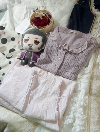 在挖煤姬上切煤超顺畅！终于蹲到了心心念念的黄金神威毛绒玩偶，品相完好几乎全新，没有明显污渍和损伤，还原度拉满太可爱了，面料柔软不掉毛，表情呆萌又灵动，抱在怀里超治愈。还淘到几件日系古着：jun ashida浅粉背带裙、PRIMATTIVO波点半裙、axes femm...在挖煤姬上切煤超顺畅！终于蹲到了心心念念的黄金神威毛绒玩偶，品相完好几乎全新，没有明显污渍和损伤，还原度拉满太可爱了，面料柔软不掉毛，表情呆萌又灵动，抱在怀里超治愈。还淘到几件日系古着：jun ashida浅粉背带裙、PRIMATTIVO