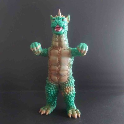 这只加巴拉手办复古味儿拉满，通体翠绿的颗粒感皮肤，搭配单角和腹部的浅棕纹理，造型憨萌又有怪兽感，老胶质感很有收藏味道。


