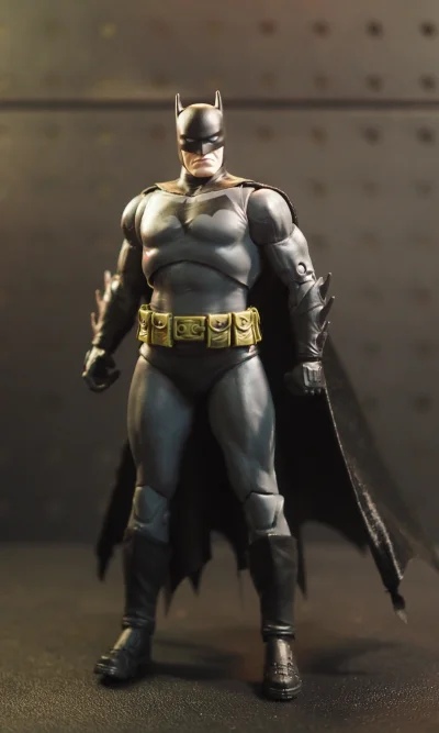 挖煤姬淘到的好物，趁最近Mezco的元年蝙蝠侠开定，把玩一下麦克法兰出的这个，虽然配件简陋，但价格是蚂蚁的五分之一，性价比还是很不错的。 造型也是我最喜欢的一版，保留了蝙蝠侠最有特色的元素，简约美观。





