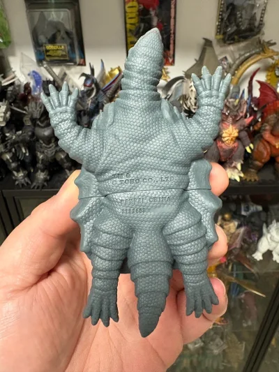 这只迷你卡美巴手办太可爱了，灰调龟甲纹理刻得超扎实，小短肢和圆滚滚的身形透着憨劲儿，细节饱满，拿在手里很有分量，是收藏里的萌系担当。