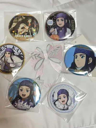 阿希莉帕的吧唧真的太好看了，实物比图片还要亮眼。图案清晰，颜色鲜艳，边角打磨得很光滑，拿在手里不划手。虽然是二手，但品相保护得很好，没有划痕、磕碰之类的问题，看着就很舒心。用来挂包包或者放在桌面都很吸睛，小小一个，出门拍照也超上镜。价格实惠，包装也用心，整体下来真的...阿希莉帕的吧唧真的太好看了，实物比图片还要亮眼。图案清晰，颜色鲜艳，边角打磨得很光滑，拿在手里不划手。虽然是二手，但品相保护得很好，没有划痕、磕碰之类的问题，看着就很舒心。用来挂包包或者放在桌面都很吸睛，小小一个，出门拍照也超上镜。价格实