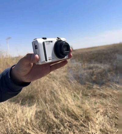 在挖煤姬成功低价拿下卡西欧ZR100，整体体验超满意！下单流程简单易懂，竞拍过程也很顺利，到手价格比预想中还要划算。相机成色不错，功能正常，按键灵敏，成像效果也符合预期。物流速度稳定，打包严实无磕碰。性价比拉满，挖到宝的感觉太香了，推荐喜欢复古卡片机的朋友可以多蹲一...在挖煤姬成功低价拿下卡西欧ZR100，整体体验超满意！下单流程简单易懂，竞拍过程也很顺利，到手价格比预想中还要划算。相机成色不错，功能正常，按键灵敏，成像效果也符合预期。物流速度稳定，打包严实无磕碰。性价比拉满，挖到宝的感觉太香了，推荐喜