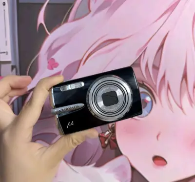 在挖煤姬成功低价拿下奥林巴斯u1020，价格真的太香了！相机整体成色超出预期，外观干净，按键灵敏，功能一切正常。发货速度快，物流也很稳妥，打包严实没有磕碰。这款卡片机成像色彩好看，日常随手拍很有氛围感，性价比拉满，这次海淘体验超满意，挖到宝了！


