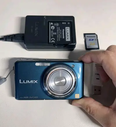 在挖煤姬成功低价拿下松下FX77，性价比真的超出预期！机身小巧精致，成色也很新，按键、屏幕都完好，功能正常无暗病。对焦迅速，出片色彩柔和很有复古感，日常随手拍都很出片。物流稳妥，下单到收货也很顺利，这波捡漏太值了，挖到宝藏小相机，真心推荐大家蹲一蹲！