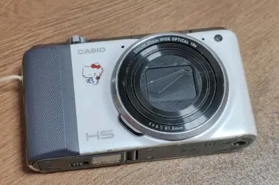 在挖煤姬低价拿下卡西欧ZR700也太香了！平台操作简单，翻译清晰，代拍响应快，价格比别处划算不少。包裹打包严实，相机成色超新，功能完好，开机对焦迅速，长焦拍照清晰，日常记录完全够用。物流顺畅，全程可追踪，性价比拉满，日淘相机选这家太靠谱，强烈推荐！