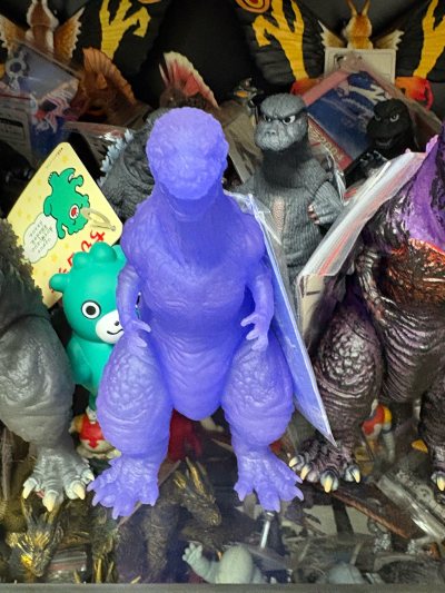 这只紫透限定哥斯拉太吸睛了，半透磨砂紫调自带朦胧感，皮肤褶皱和背棘细节都清晰通透，在一众手办里特别亮眼，限定款的收藏感拉满。