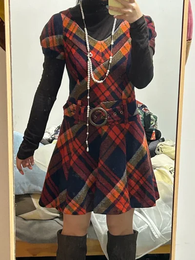 在挖煤姬上切煤太顺利啦！终于挖到这件Burberry Blue Label格纹短袖连衣裙，经典红蓝格纹复古又显气质，版型收腰显瘦，二手成色超棒，没有明显污渍和损伤，质感在线。包装严实无磕碰，物流也快，作为中古爱好者太满足了！


