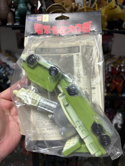 这是MARUSAN的「電撃怪獣大作戦」系列A循环光线车，复古包装和载具造型都很有年代感，橄榄绿涂装搭配机械细节，全新未拆封的品相，是特摄载具收藏里很有情怀的老物件。