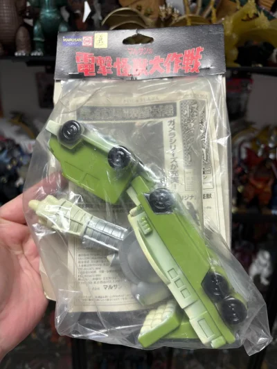 这是MARUSAN的「電撃怪獣大作戦」系列A循环光线车，复古包装和载具造型都很有年代感，橄榄绿涂装搭配机械细节，全新未拆封的品相，是特摄载具收藏里很有情怀的老物件。