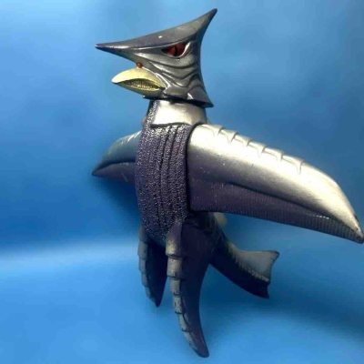 这只吉格拉手办造型太有辨识度了，银灰金属质感拉满，尖锐的头部和展开的翼状肢体线条凌厉，褶皱与分节细节刻画细腻，红瞳和利齿透着凶悍，是特摄怪兽里极具机械感与压迫感的经典款。