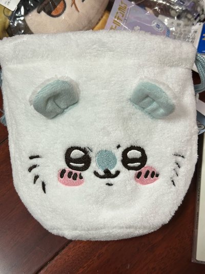 在挖煤姬切煤体验超棒！这次淘到的宝贝都太满意啦：3枚印花手帕接近全新，图案精致又实用；Seashore阿古屋珍珠项链光泽温润，品相完好无瑕疵；还有超萌的chiikawa momonga毛绒口袋，软乎乎的超可爱，几乎全新没有污渍。平台打包严实，物流稳定，用券后性价比拉...在挖煤姬切煤体验超棒！这次淘到的宝贝都太满意啦：3枚印花手帕接近全新，图案精致又实用；Seashore阿古屋珍珠项链光泽温润，品相完好无瑕疵；还有超萌的chiikawa momonga毛绒口袋，软乎乎的超可爱，几乎全新没有污渍。平台打包严