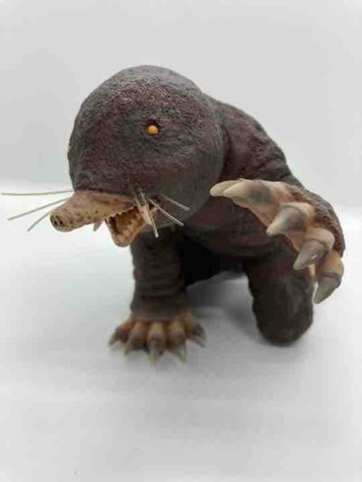 这只蒙古拉（鼹鼠怪兽）手办质感太写实了，深棕磨砂皮肤颗粒感拉满，尖爪、利齿和触须细节都刻画得很细腻，蹲伏姿态透着凶悍，复古怪兽的野性味儿十足。


