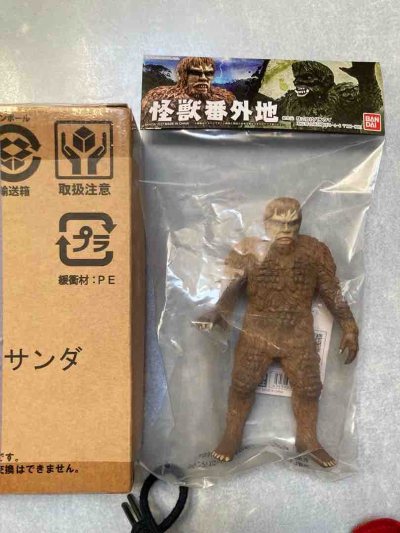 这是万代Premium的「怪獣番外地」系列山达手办，通体棕褐毛发质感刻画细腻，人形怪兽的粗犷感拉满，全新带运输箱和吊卡，是特摄冷僻怪兽收藏里很有情怀的稀有款。
