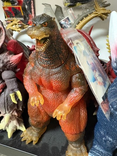 这只半透红莲哥斯拉太有氛围感了，橙红渐变透着熔融感，半透材质让皮肤纹理更通透，红瞳和尖牙神态凶悍，在一众怪兽里格外亮眼，限定款的收藏感拉满。