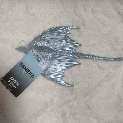 这只2023版吉古拉手办太有未来感了，银灰金属质感拉满，蝠鲼般的翼身与分节长尾线条凌厉，层层叠叠的纹理刻画细腻，带着强烈的机械与生物融合感，是《GAMERA REBIRTH》里极具辨识度的空战怪兽。
