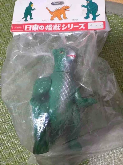 这是日东（Nitto）怪獣系列的盖拉（ガッラ）软胶手办，复古包装和绿银配色充满昭和特摄味儿，全新未拆封的品相，加上限定300个的稀有度，是老胶收藏里极具情怀的稀有款。


