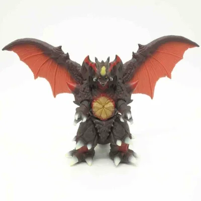 这只戴斯特洛伊亚手办压迫感拉满，深棕熔岩质感的躯体搭配赤红蝠翼，胸口放射状橙黄核心与头部尖角利齿的设计极具辨识度，多层棘甲与渐变白爪的细节刻画细腻，完美还原了怪兽的凶戾与毁灭感。