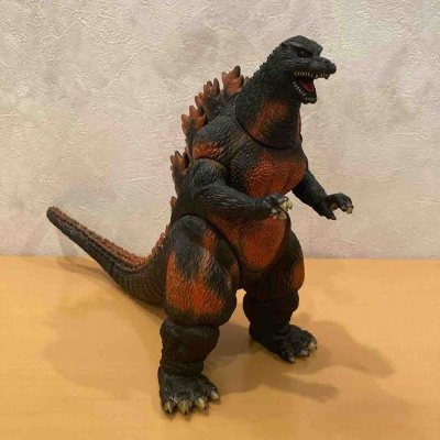 这只红莲哥斯拉手办氛围感拉满，黑橙渐变的熔融质感完美还原了暴走状态，皮肤颗粒纹理和背棘细节刻画扎实，红瞳利齿的神态凶悍，经典造型充满末日压迫感，是哥斯拉系列里极具代表性的收藏款。