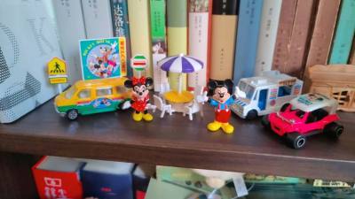 淘到了迪士尼米奇场景摆件和古早HelloKitty文具，摆在书架上还挺有趣的，或许它们晚上会活过来？ 好看的文具让我觉得自己好像还是个小女孩???都有点舍不得用了。 总之是很愉快的一次海淘经历。



