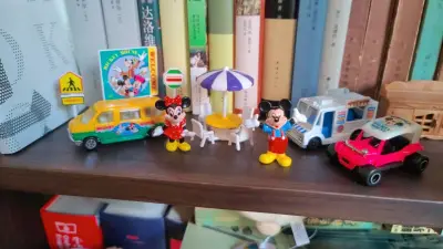 淘到了迪士尼米奇场景摆件和古早HelloKitty文具，摆在书架上还挺有趣的，或许它们晚上会活过来？ 好看的文具让我觉得自己好像还是个小女孩???都有点舍不得用了。 总之是很愉快的一次海淘经历。



