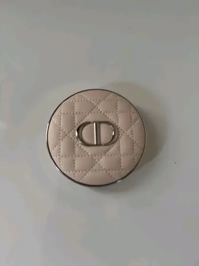 在朋友的推荐下使用挖煤姬，意外发现这是
一个非常好用的代切软件。首先我在这里淘到了心
仪已久的迪奥绝版眼影盘和魅可腮红，并且价格比
对下来比较优惠，下单后卖家及时发货，物品到达
仓库之后，合单申请、发货都非常迅速。发货到我
拿到手用了一周时间，比我预想的要快很多，并...在朋友的推荐下使用挖煤姬，意外发现这是 一个非常好用的代切软件。首先我在这里淘到了心 仪已久的迪奥绝版眼影盘和魅可腮红，并且价格比 对下来比较优惠，下单后卖家及时发货，物品到达 仓库之后，合单申请、发货都非常迅速。发货到我 拿到手用了一周