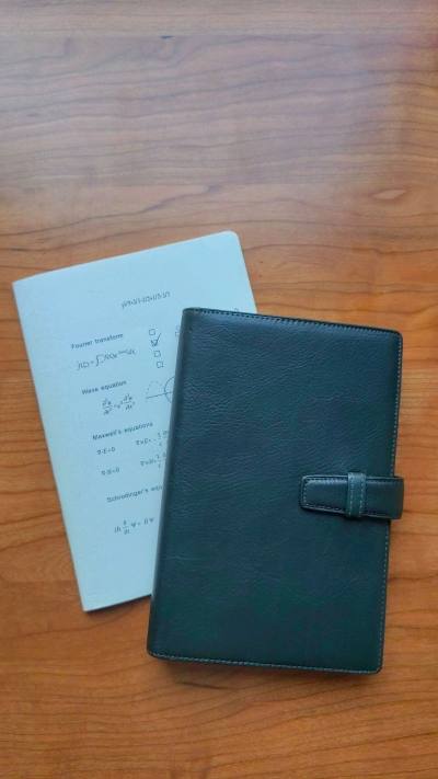 找了好久，终于让我拍到了，第一次使用划价功能，卖家同意得还挺快，挖煤姬系统也特给力，火速带切，九折拿下嘿嘿。 本来特别担心牛皮本面会不会被划伤，结果打开后特别好，完全没有在运输途中损坏！马上就把买的配套藤井内页安上了！ 下次尝试一下八折砍价～



