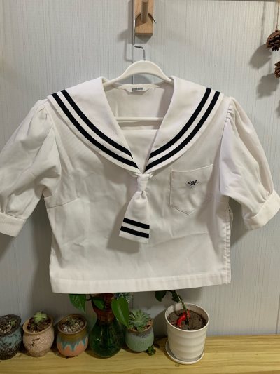 这次用挖煤姬切到一件很可爱的泡泡袖水手服，校名是大分高校，是森英惠老师参与设计的。这单我走的是EMS，速度惊人般的快！一周就到货了！非常开心～


