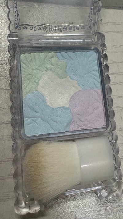 买了盘canmake已经绝版的花瓣高光！非常美丽的颜色！使用状态也很好，价格便宜，快递也很快，大概一周就到了，没有破损，很满意


