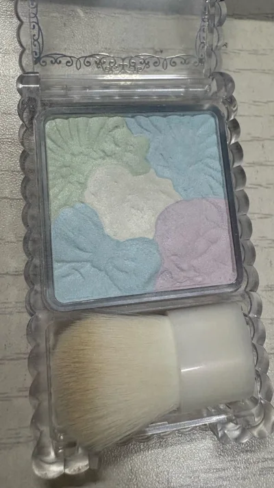 买了盘canmake已经绝版的花瓣高光！非常美丽的颜色！使用状态也很好，价格便宜，快递也很快，大概一周就到了，没有破损，很满意


