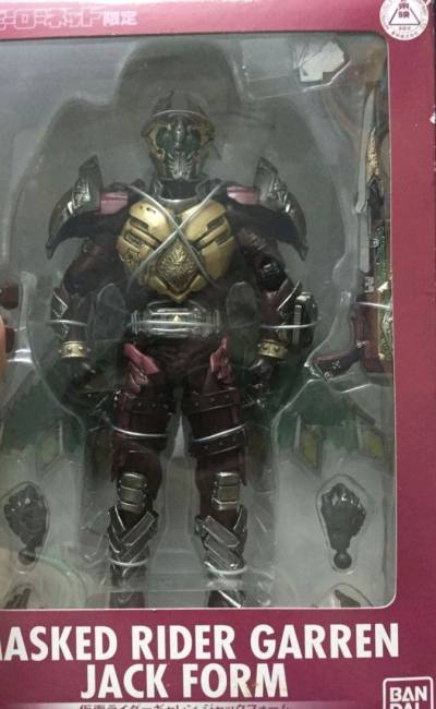 这款万代的sic格连j是东映还是志上限定的，翅膀真的太帅了，武器质感也特别好。感谢挖煤姬给我机会淘到这款宝贝!


