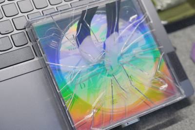 是初回限定的唱片！有小程序发的券免手续加上走竹蜻蜓运费加上都比国内收来的实惠好多了！本体也非常貌美非常貌美！下次还会使用