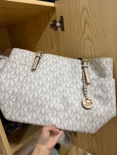 挖到超便宜的MK包包，价格绝了，状态也很在线，几乎没什么瑕疵。打包严实，物流也稳，日淘安全下车，开心～