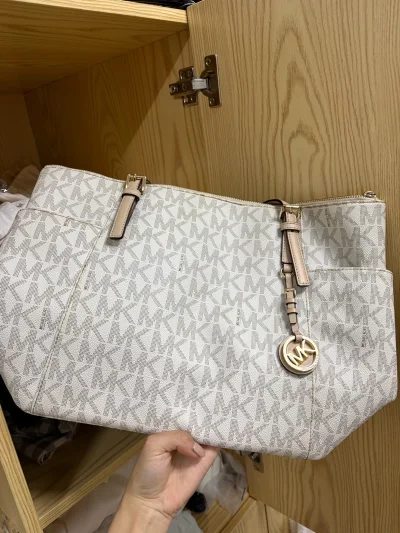 挖到超便宜的MK包包，价格绝了，状态也很在线，几乎没什么瑕疵。打包严实，物流也稳，日淘安全下车，开心～