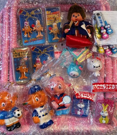 每次煤炉的拆箱都非常治愈，打包的整洁又安全，这次淘到了非常稀少的颜文字和kitty联动的钥匙扣，东西都很新，很多都是未使用过，卖家并没有隐藏玩具成色，非常喜欢