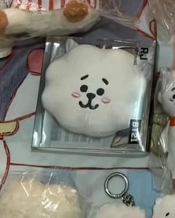 这些玩具特别喜欢这些娃娃也特别可爱，在我的家中摆放是我的心情特别的美观，感谢平台，
我切到的价格特别便宜