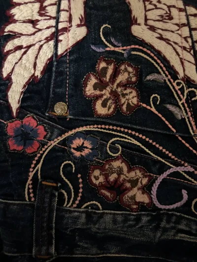 谁懂啊！在挖煤姬刷到这条刺绣牛仔直接走不动道
深靛蓝做旧水洗+满背重工繁花刺绣，金线勾边的花瓣、根根分明的羽毛，复古氛围感直接焊在身上！
日拍一键翻译太省心，合单寄回省了运费，三周就收到包裹
卖家包得超严实，除了正常古着痕迹外刺绣完整、五金锃亮，实物比图还绝！
微喇...谁懂啊！在挖煤姬刷到这条刺绣牛仔直接走不动道 深靛蓝做旧水洗+满背重工繁花刺绣，金线勾边的花瓣、根根分明的羽毛，复古氛围感直接焊在身上！ 日拍一键翻译太省心，合单寄回省了运费，三周就收到包裹 卖家包得超严实，除了正常古着痕迹外刺绣完整、五