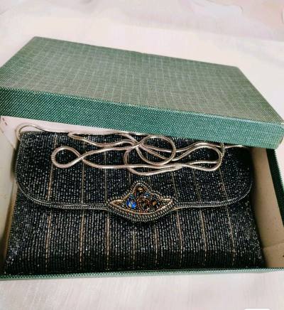 lumy的包包真是太美了 这是一只全新无暇带原装盒的lumy包包 很酷又很高级的配色 珠子是刻面珠 邂逅闪耀，诠释优雅与低调的华丽 扇贝形包盖设计，别致精巧 中间点缀的蓝色宝石 为低调的色彩增加了一抹亮色 真的无敌高级


